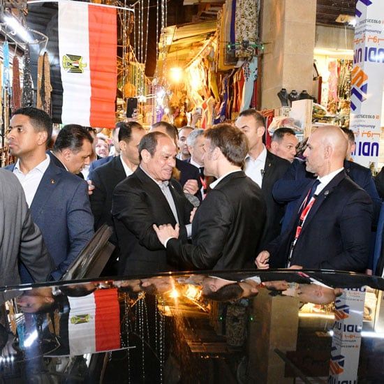 بلد الأمن والأمان.. الرئيس السيسى ونظيره ماكرون يتجولان فى خان الخليلى وسط حشود المواطنين.. صور
