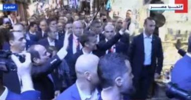 بنحبك يا ريس.. مواطنون يهتفون للرئيس ويلتقطون معه صورا تذكارية بخان الخليلي