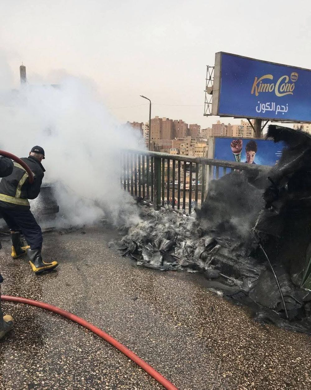 مصر.. حريق هائل نتيجة اصطدام سيارات أعلى كوبري أكتوبر بالقاهرة