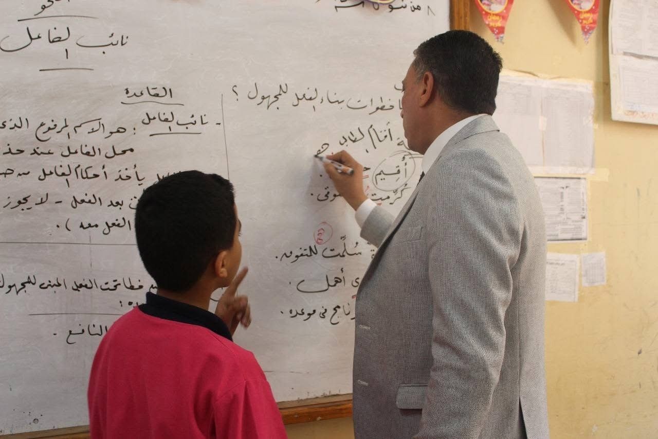 استبعاد مديرة مدرسة وإحالة معلم للشؤون القانونية خلال جولة لمدير تعليم الجيزة