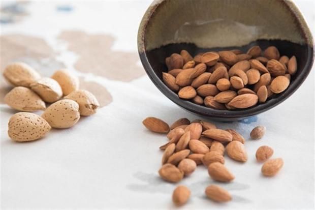 5 أطعمة تجنبها عند تناول اللوز لحماية معدتك وصحتك.. منها السكر المصنَّع 
