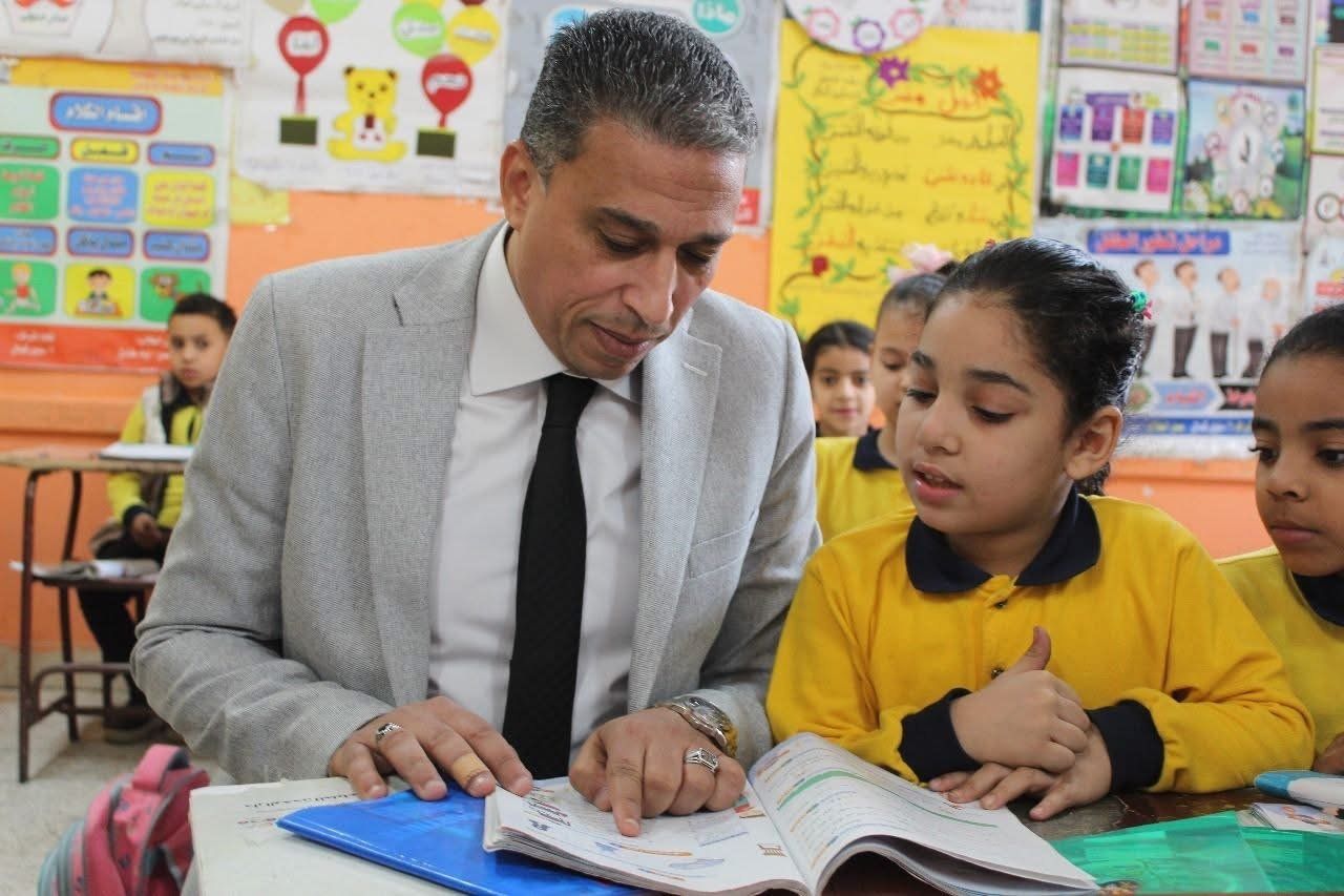 استبعاد مديرة مدرسة وإحالة معلم للشؤون القانونية خلال جولة لمدير تعليم الجيزة