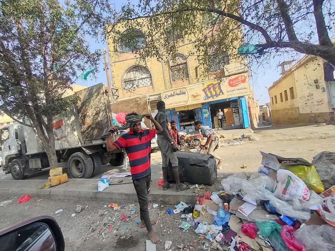 مواطنون يطالبون بوضع حلول جذرية لمنع مطاعم تعز من القيام بهذا الأمر "صورة"