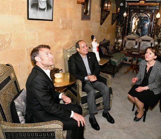 بلد الأمن والأمان.. الرئيس السيسى ونظيره ماكرون يتجولان فى خان الخليلى وسط حشود المواطنين.. صور