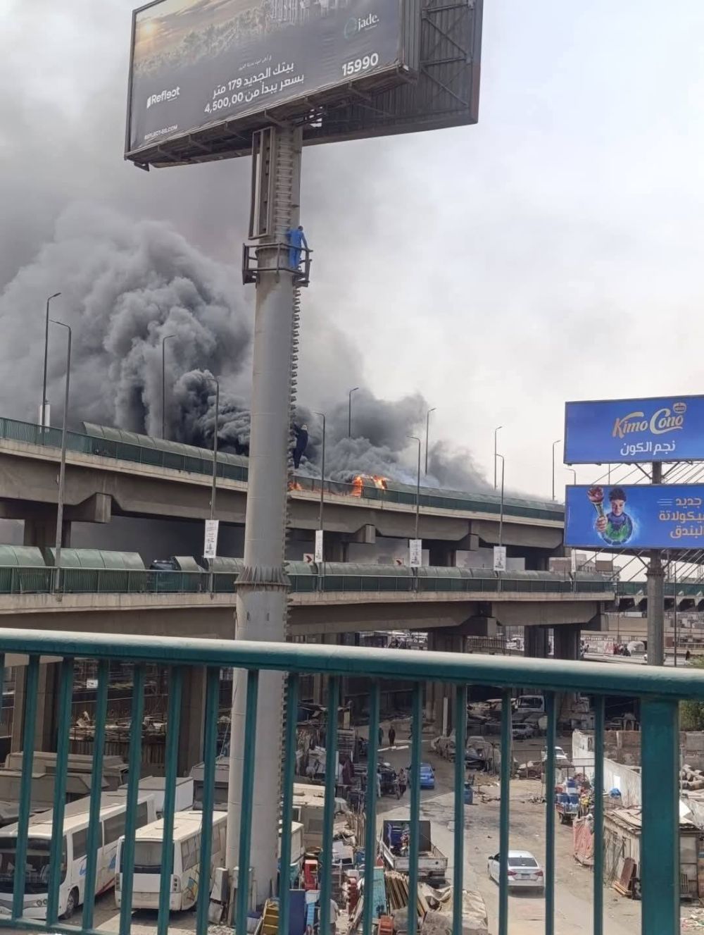 مصر.. حريق هائل نتيجة اصطدام سيارات أعلى كوبري أكتوبر بالقاهرة