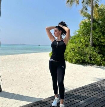 كيف تنسقين إطلالتك في المالديف؟ إليك أفكارا من إطلالات الفنانات!