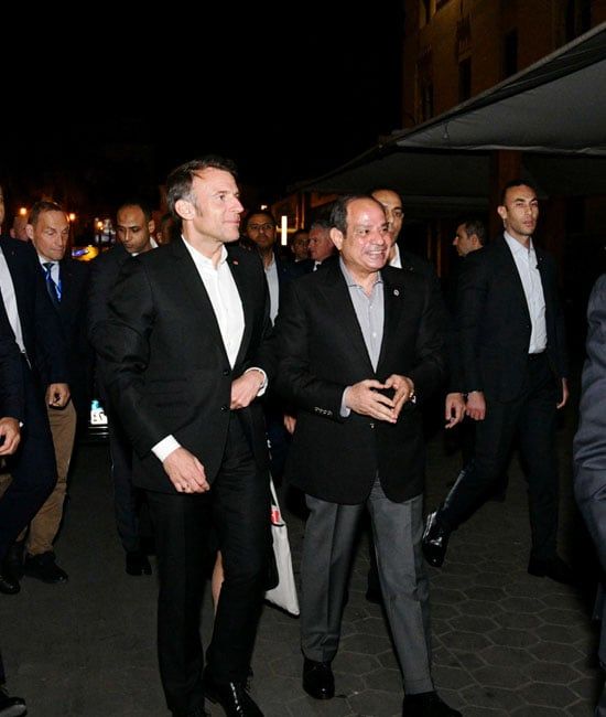 بلد الأمن والأمان.. الرئيس السيسى ونظيره ماكرون يتجولان فى خان الخليلى وسط حشود المواطنين.. صور