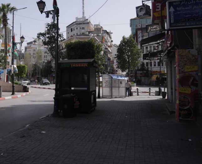 الإضراب الشامل يعم الضفة الغربية تضامنا مع قطاع غزة.. صور