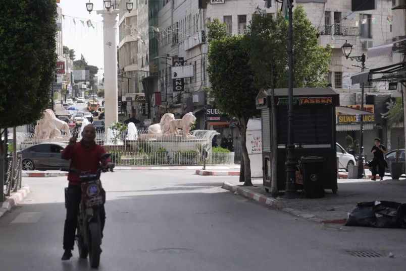 الإضراب الشامل يعم الضفة الغربية تضامنا مع قطاع غزة.. صور