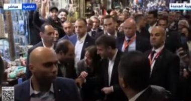 "ربنا يخليك لمصر".. مواطن يعبر عن فرحته بعد رؤية الرئيس السيسى بخان الخليلى