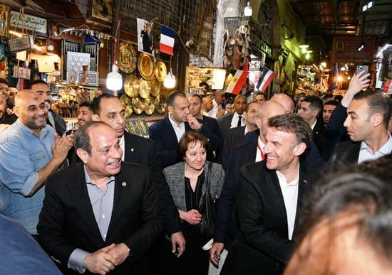 بلد الأمن والأمان.. الرئيس السيسى ونظيره ماكرون يتجولان فى خان الخليلى وسط حشود المواطنين.. صور