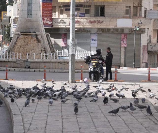 الإضراب الشامل يعم الضفة الغربية تضامنا مع قطاع غزة.. صور