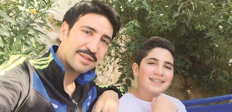 أصبح شاباً وسيماً.. وسام صباغ يحتفل بتخرج إبنه جاد من الجامعة