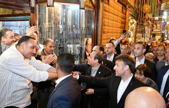 بلد الأمن والأمان.. الرئيس السيسى ونظيره ماكرون يتجولان فى خان الخليلى وسط حشود المواطنين.. صور
