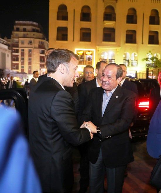 بلد الأمن والأمان.. الرئيس السيسى ونظيره ماكرون يتجولان فى خان الخليلى وسط حشود المواطنين.. صور