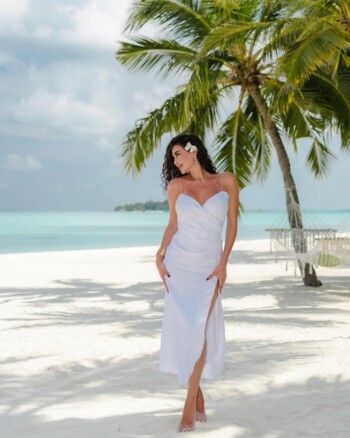 ياسمين صبري تخطف الانظار بفستانها الأبيض على شواطئ جزر المالديف