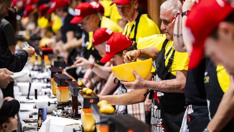 الامارات | 4893 من عشاق طبق الراكليت يسجلون رقماً قياسياً جديداً