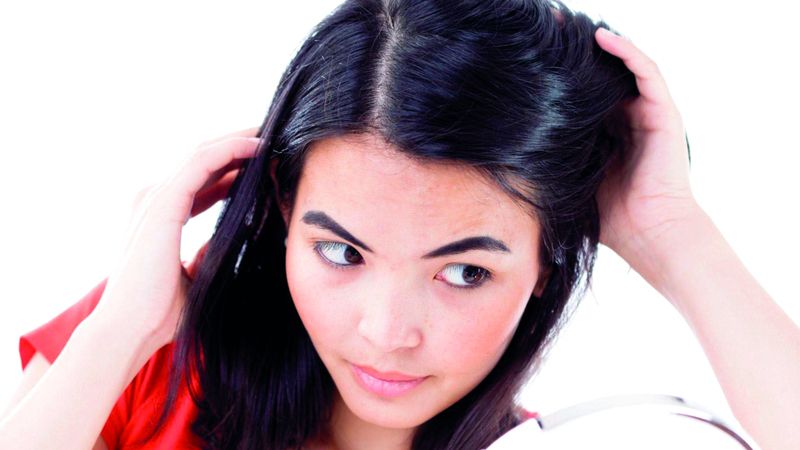 الامارات | جفاف فروة الرأس.. العناية الخاطئة المتهم الأول