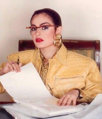 شريهان تلفت الأنظار بالأصفر في صورة نادرة لها