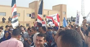 المصريون فى وقفتهم بالعريش ينددون بعدوان الاحتلال ويرفضون التهجير.. صور