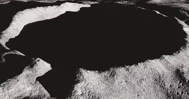 تكنولوجيا: دراسة: الحياة قد تكون مختبئة فى أظلم زوايا القمر