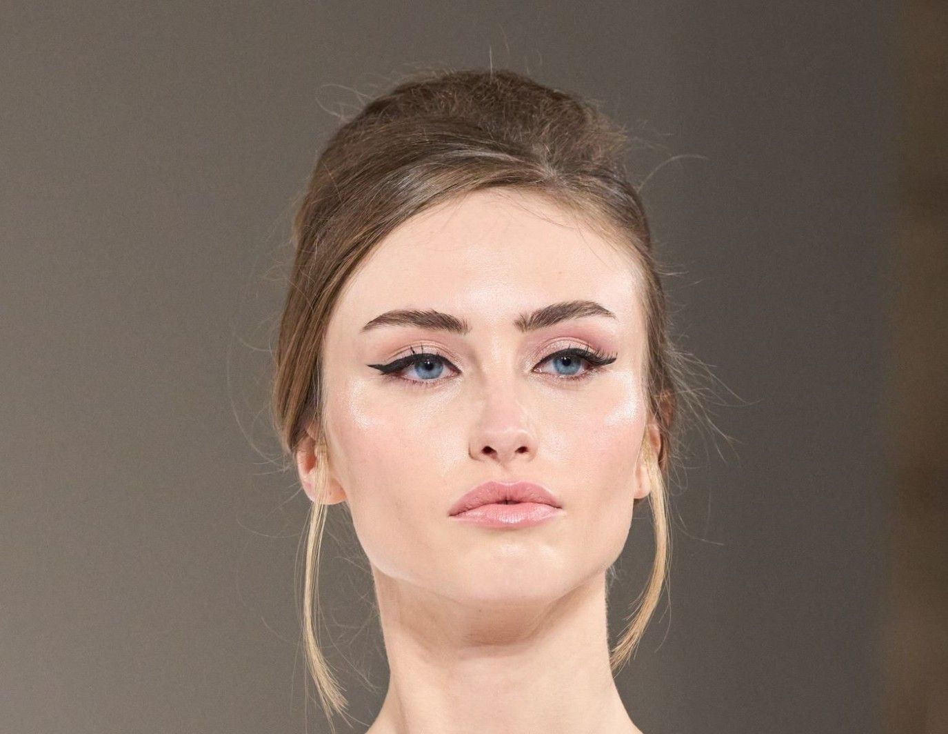 أحدث رسمات الحواجب لعام 2025.. من الجرأة الطبيعية إلى عودة الخطوط الكلاسيكية