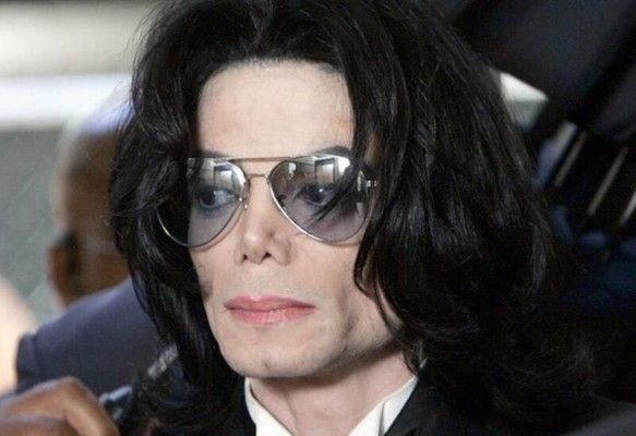 ظهور شبيه مايكل جاكسون.. إطلالته تُحدث بلبلة- بالصورة