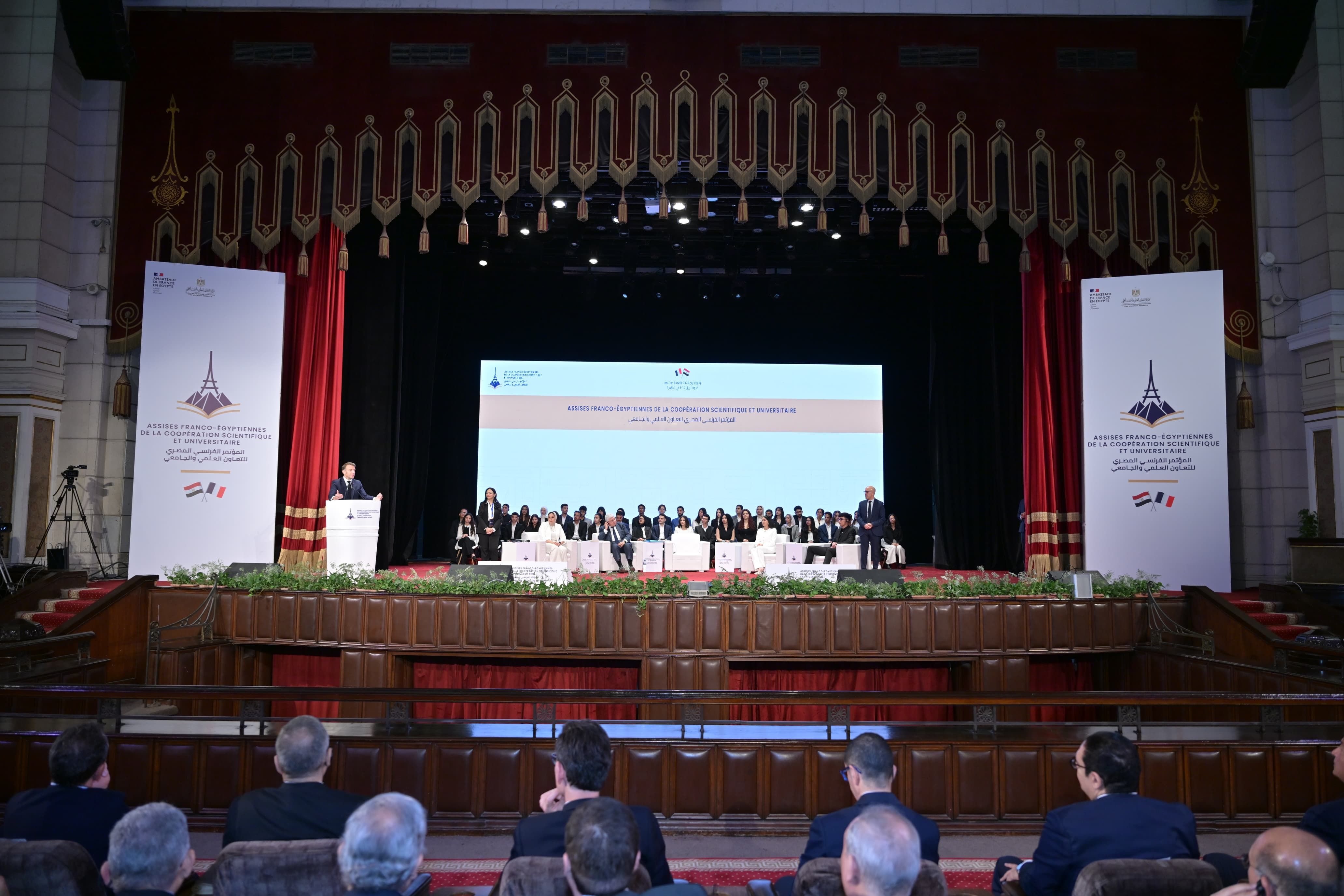 زيارة تاريخية للرئيس الفرنسي إيمانويل ماكرون لجامعة القاهرة.. صور