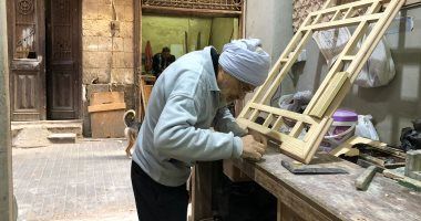 أقدم نجار عربى.. جلال محمد 78 عامًا ومازال يبدع فى صناعة الأرابيسك