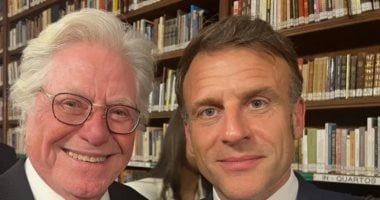 حسين فهمى ينشر صورة له مع ماكرون ويعلق: شكرا على دعوة العشاء