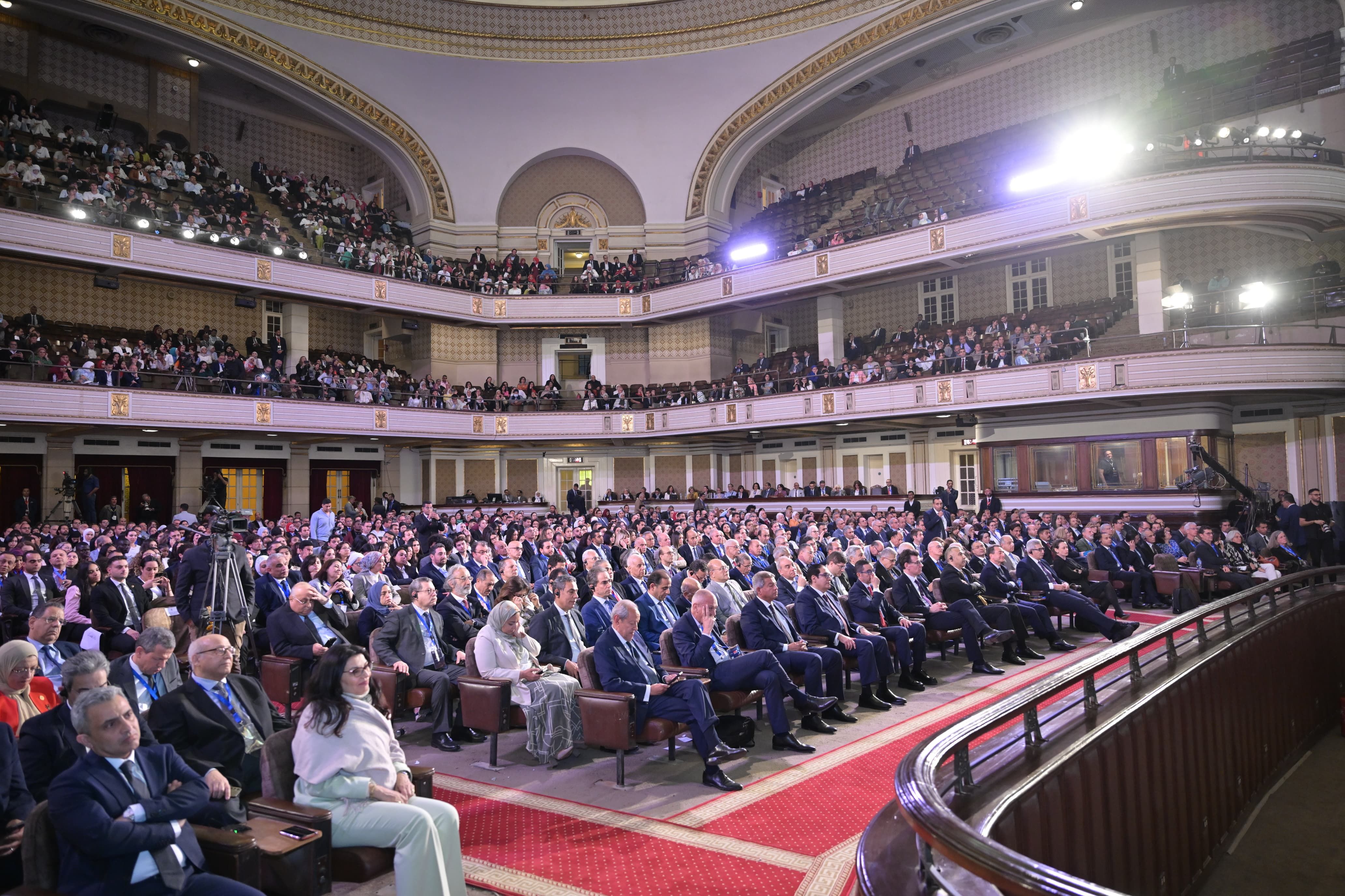 زيارة تاريخية للرئيس الفرنسي إيمانويل ماكرون لجامعة القاهرة.. صور