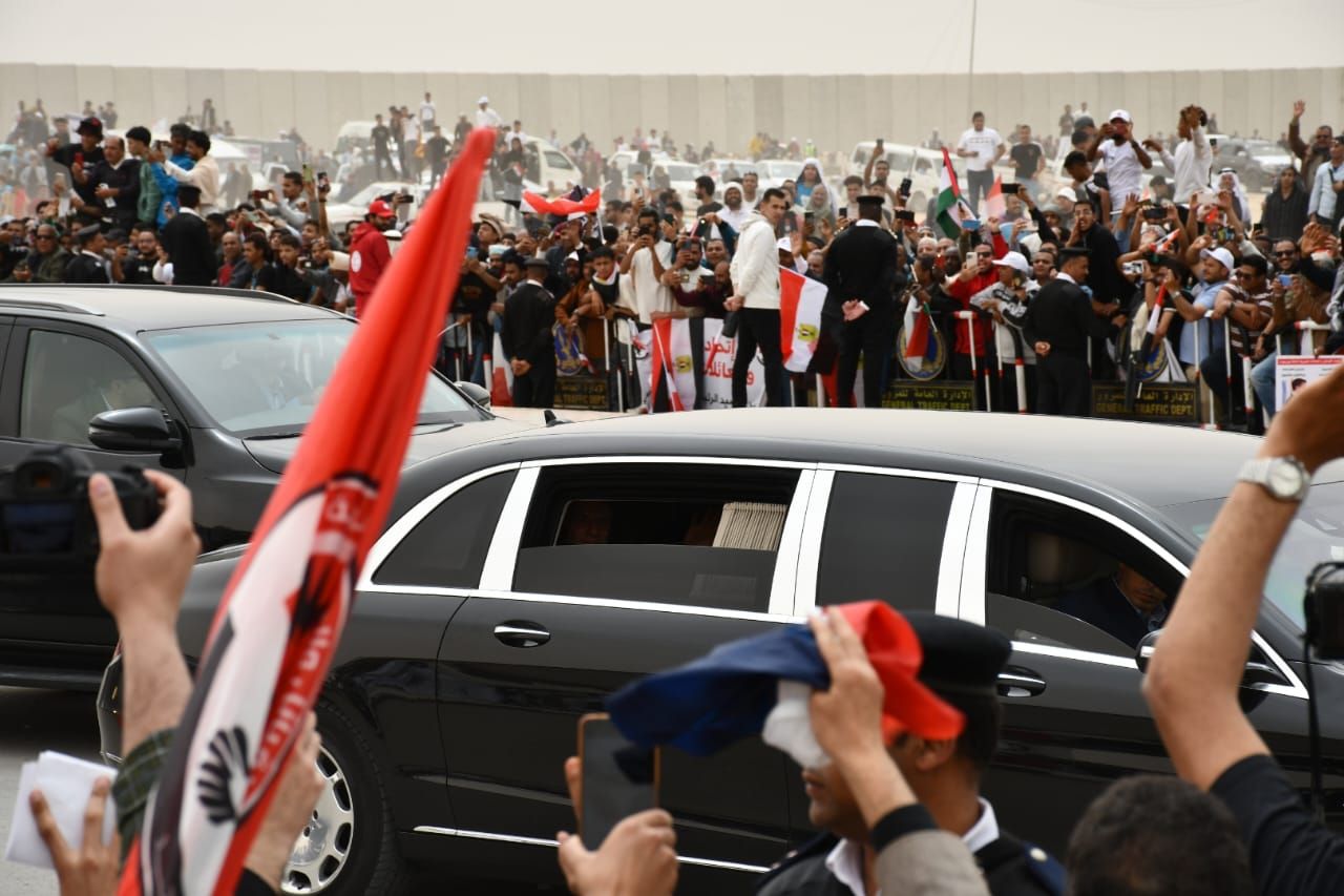 لحظة وصول الرئيس السيسى ونظيره الفرنسى مستشفى العريش.. صور