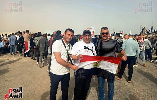 المصريون فى وقفتهم بالعريش ينددون بعدوان الاحتلال ويرفضون التهجير.. صور