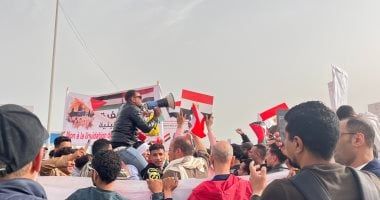 آلاف المصريين من العريش يعلنون رفضهم تهجير الفلسطينيين.. فيديو وصور