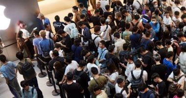 تكنولوجيا: بعد رسوم ترامب.. إقبال على متاجر آبل لشراء هواتف آيفون خوفا من ارتفاع الأسعار