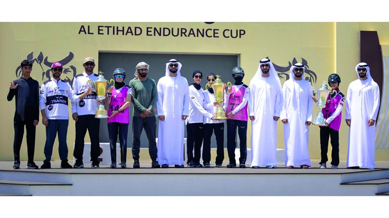 الامارات | شيخة عتيق تحلّق بلقب السيدات للقدرة في «بوذيب»