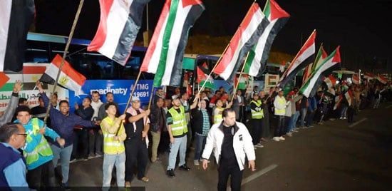 آلاف المواطنين بمحافظة القاهرة يحتشدون بطريق السويس رفضًا لتهجير الفلسطينيين