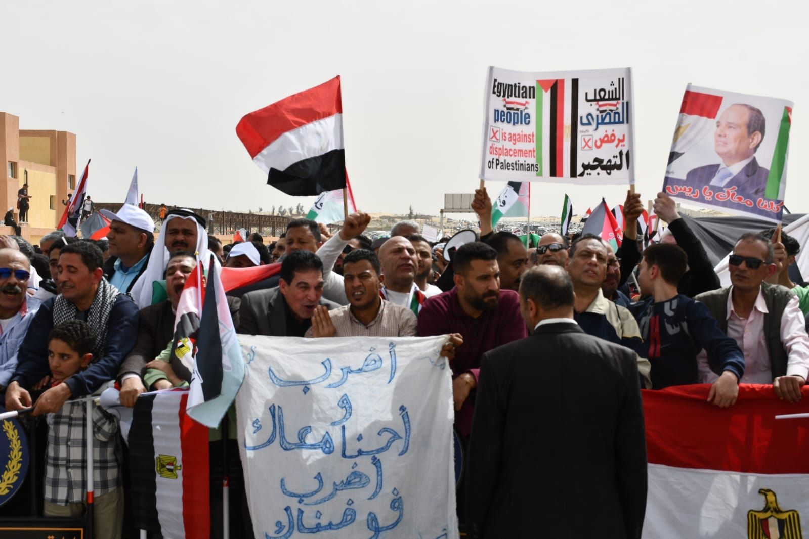 آلاف المصريين يعلنون من العريش رفض تهجير الفلسطينيين.. صور