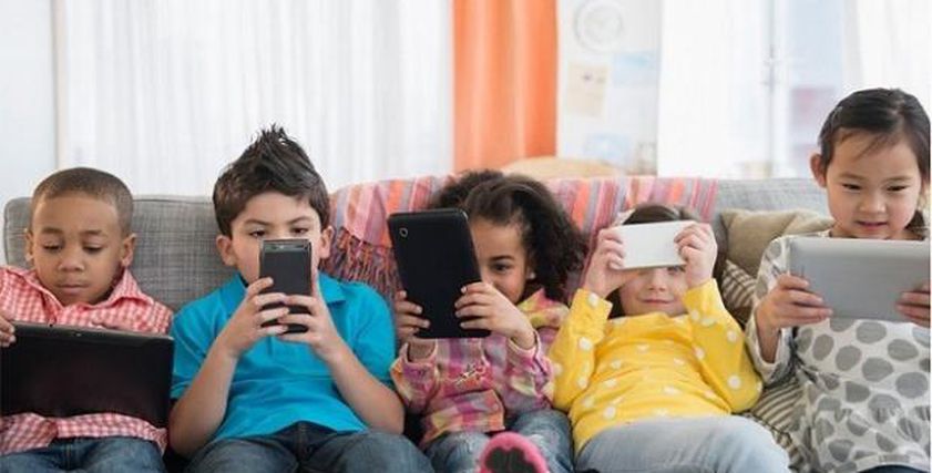 تحذير من الاستخدام المفرط للتكنولوجيا.. يهدد الصحة النفسية للأطفال والمراهقين