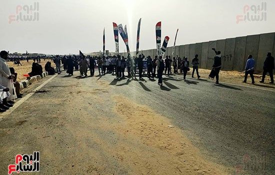 المصريون فى وقفتهم بالعريش ينددون بعدوان الاحتلال ويرفضون التهجير.. صور