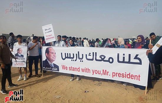 المصريون فى وقفتهم بالعريش ينددون بعدوان الاحتلال ويرفضون التهجير.. صور