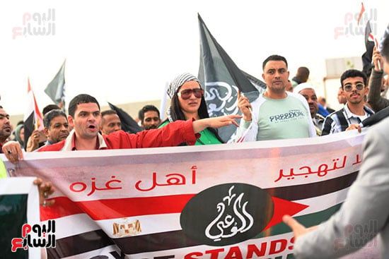 آلاف المصريين يعلنون من العريش رفض تهجير الفلسطينيين.. صور