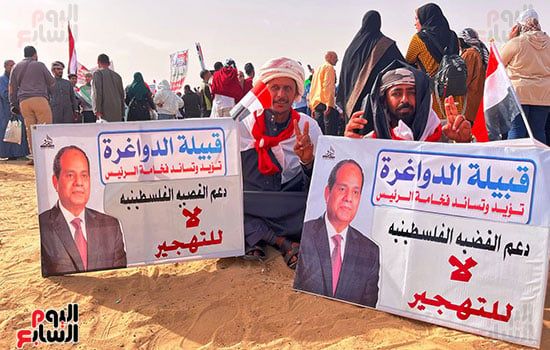 المصريون فى وقفتهم بالعريش ينددون بعدوان الاحتلال ويرفضون التهجير.. صور