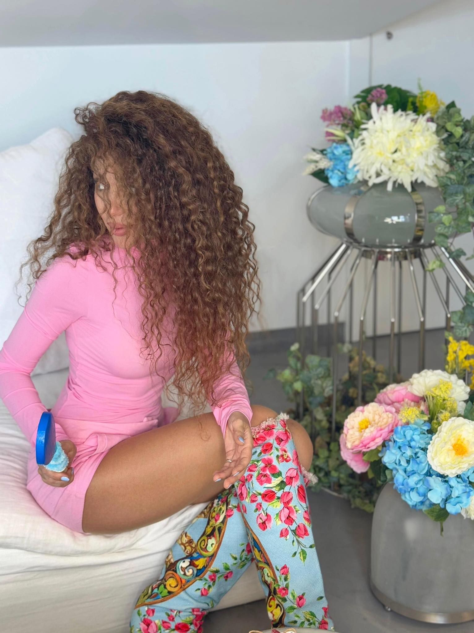 بجلسة تصوير جديدة وسط الزهور.. ميريام فارس تحتفل بالربيع