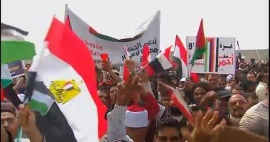 آلاف المصريين يحتشدون في العريش لرفض التهجير ويهتفون: "غزة خط أحمر".. فيديو