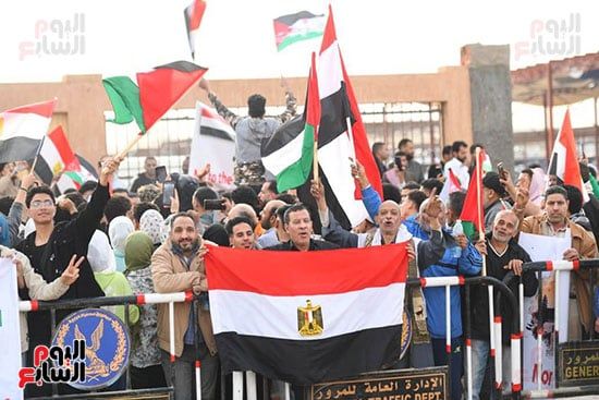 آلاف المصريين يعلنون من العريش رفض تهجير الفلسطينيين.. صور
