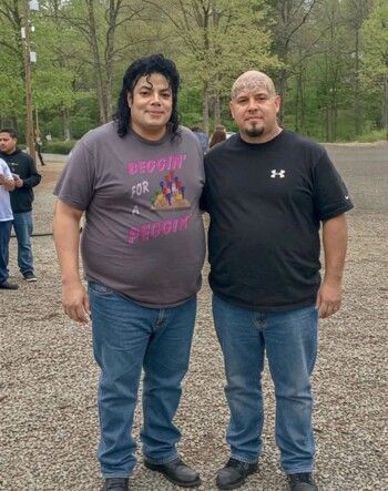 ظهور شبيه مايكل جاكسون.. إطلالته تُحدث بلبلة- بالصورة