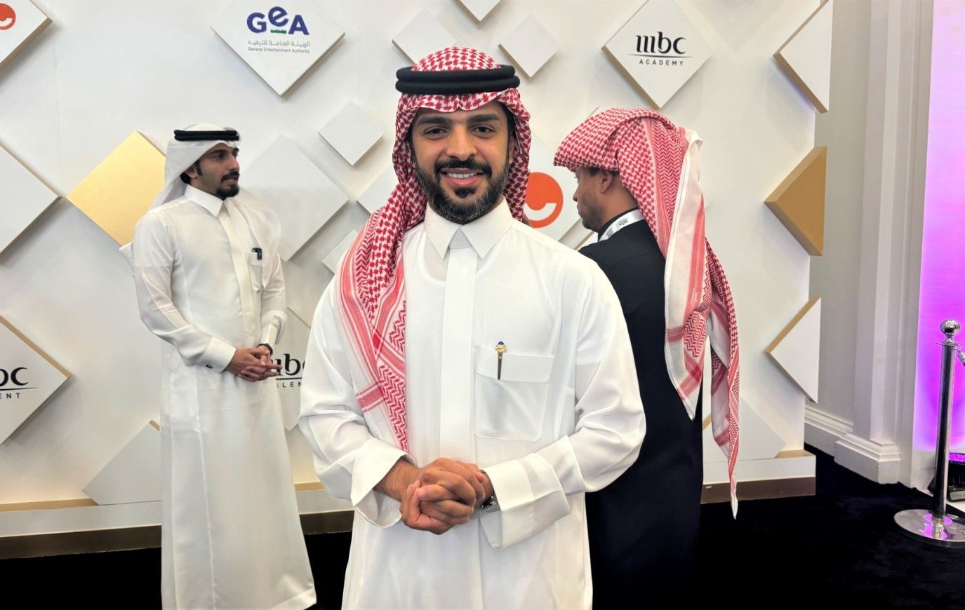 شعيفان محمد يسأل جمهوره عن رأيهم بأول 5 حلقات من أكثر من خوات والجمهور يتفاعل