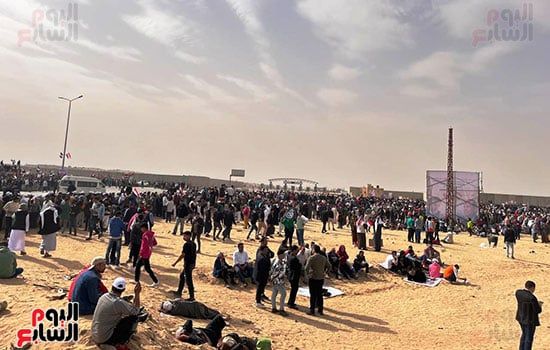 المصريون فى وقفتهم بالعريش ينددون بعدوان الاحتلال ويرفضون التهجير.. صور