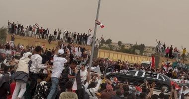 الرئيس السيسى ونظيره الفرنسى يحييان المواطنين المحتشدين فى مدخل مطار العريش